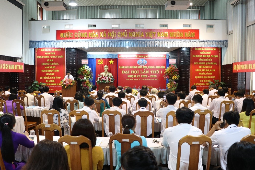 KhaimacDaiHoiDangVanphong-1.jpg