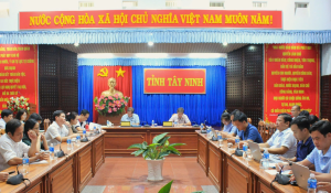 Đảng viên Văn phòng UBND tỉnh Tây Ninh học tập Nghị quyết Hội nghị lần thứ mười Ban Chấp hành Trung ương Đảng Khóa XIII